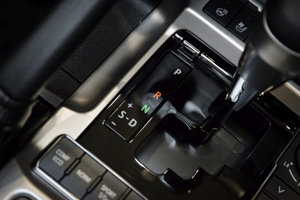 Dźwignia zmiany biegów w samochodzie, gdzie niezbędna jest dynamiczna wymiana oleju w automatycznej skrzyni biegów.